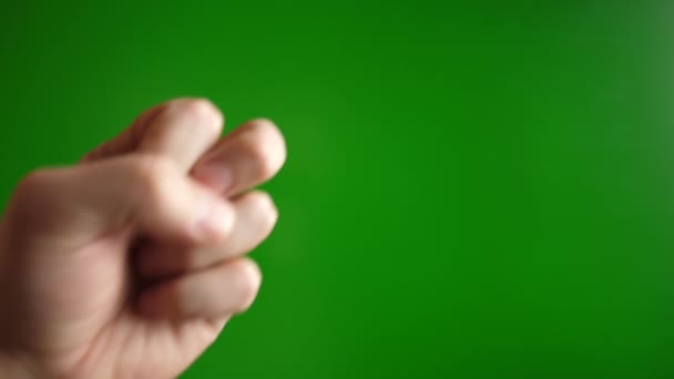 Ein Mann Klopft Mit Geöffneter Hand Auf Einen Grünen Hintergrund — Stockvideo