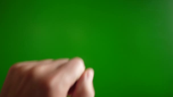 Een Man Klopt Met Zijn Hand Open Een Groene Achtergrond — Stockvideo