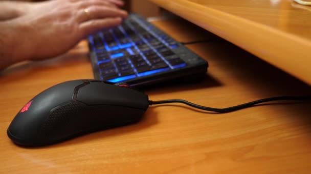 Osoba Pracuje Przy Komputerze Pomocą Myszy Klawiatury — Wideo stockowe