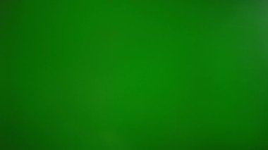 Yeşil arka planda bir adamın eli yukarı kayar. Ekran konseptine dokun.