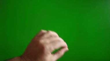 Yeşil ekrandaki bir erkek eli görüntüyü büyütmek için bir jest yapar. Ekran konseptine dokun.