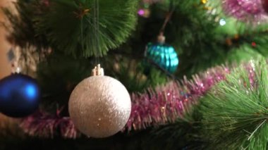 Parlak Noel ağacı süsü Noel ağacında sallanırken döner..