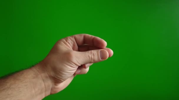 在绿色的背景上舔着一只雄性手的手指 轻松和简单的概念 — 图库视频影像