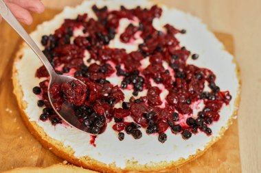 Pastaya dolgu yapıyorum. Evde şenlikli turta pişiriyorum.