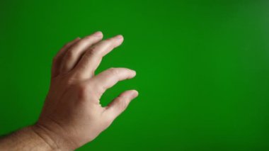 Yeşil ekrandaki bir erkek eli görüntüyü büyütmek için bir jest yapar. Ekran konseptine dokun. Yavaş çekim.
