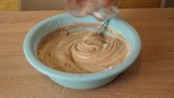 Zubereitung Von Teig Mit Kakaozugabe Einen Süßen Kuchen Backen — Stockvideo