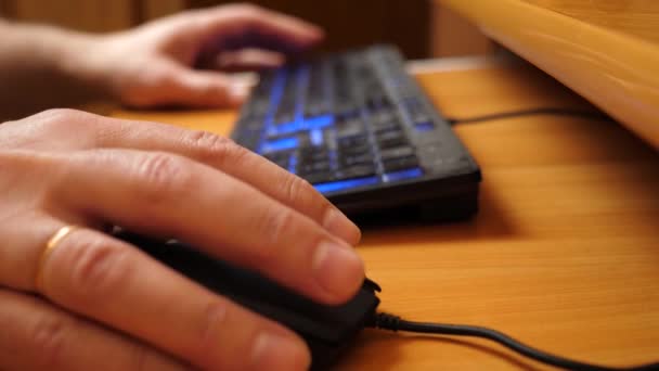 Ένα Άτομο Εργάζεται Έναν Υπολογιστή Χρησιμοποιώντας Ένα Ποντίκι Και Πληκτρολόγιο — Αρχείο Βίντεο