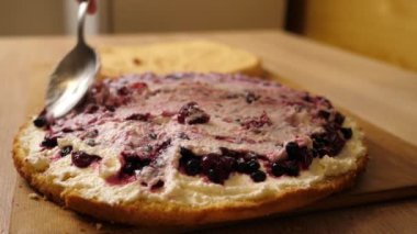 Pastaya dolgu yapıyorum. Evde şenlikli turta pişiriyorum. Yavaş çekim.