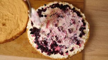 Pastaya dolgu yapıyorum. Evde şenlikli turta pişiriyorum. Yavaş çekim.