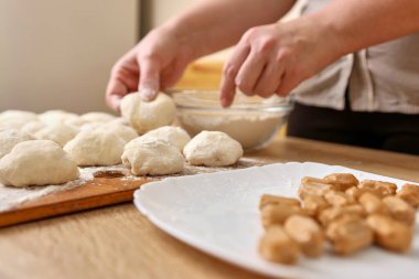 Donut yapmak için, şekerlemeler hamura eklenir. Çörek yapma süreci.