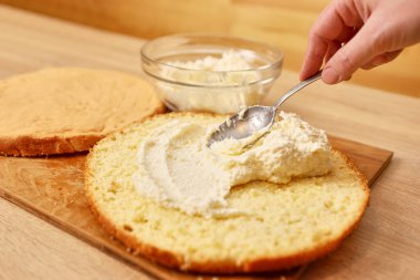 Pastaya dolgu yapıyorum. Evde şenlikli turta pişiriyorum.