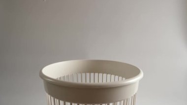 Kullanılmış mikrofiber bezleri geri dönüşüm kutusuna at