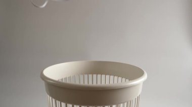 Kırık kulaklıklar geri dönüşüm için çöpe atılıyor.