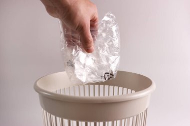 Politen ambalaj geri dönüşüm için çöp kutusuna atılıyor