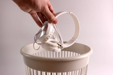 Kırık kulaklıklar geri dönüşüm için çöpe atılıyor.