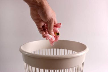 Hediyeleri paketlemek için plastik kurdeleler geri dönüşüm kutusuna atılıyor.
