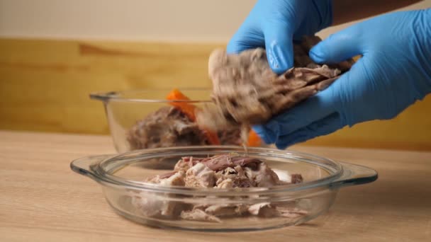 우리는 고기의 조각을 뼈로부터 분리합니다 요리의 슬로우 — 비디오