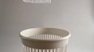 Dosyadaki kağıt döküman geri dönüşüm için çöpe atılır