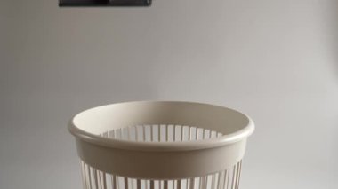 CD kutusunun plastiği geri dönüşüm için çöpe atılır.