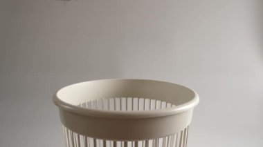 Kırık bir şemsiye geri dönüşüm için çöpe atılır