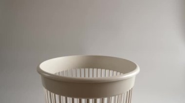 Tarihi geçmiş vitaminler geri dönüşüm için çöpe atılıyor