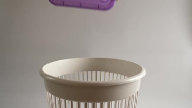 Plastik bir market konteynırı geri dönüşüm için çöpe atılır.