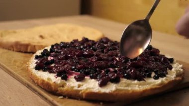 Pastaya dolgu yapıyorum. Evde şenlikli turta pişiriyorum.