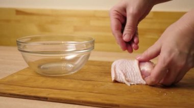 Tavuk göğsü baharat ve tuzla marine edilir. Tavuk yemeği pişiriyorum.