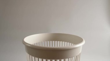 Metal fındıkkıran geri dönüşüm için çöpe atılır.