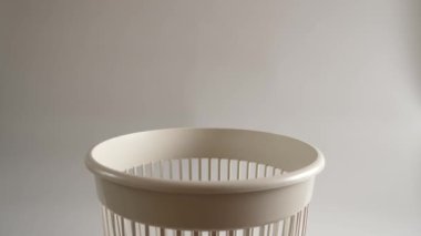 Deterjandan gelen plastik ambalaj geri dönüşüm için çöpe atılır.