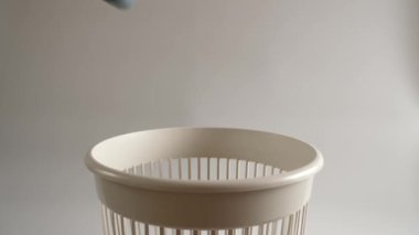 Deterjandan gelen plastik ambalaj geri dönüşüm için çöpe atılır.