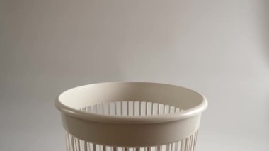 Plastik bir su şişesi geri dönüşüm için çöpe atılır.