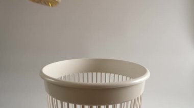 Tarihi geçmiş bir şişe sebze yağı geri dönüşüm kutusuna atılır.