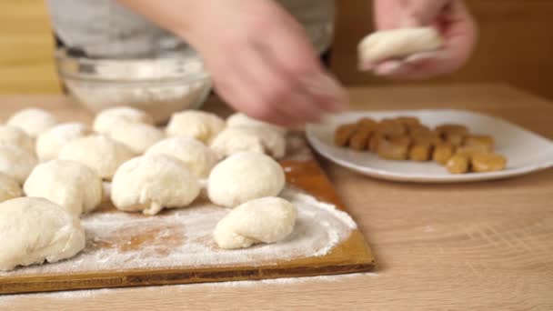 为了做甜甜圈 在面团中加入太妃糖 制作甜甜圈的过程 慢动作 — 图库视频影像