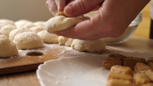 도넛을 만들려면 반죽에 토피가 추가됩니다 도넛을 만드는 슬로우 — 비디오