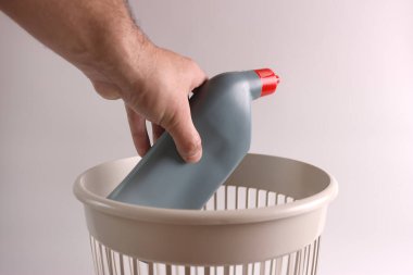 Deterjandan gelen plastik ambalaj geri dönüşüm için çöpe atılır.