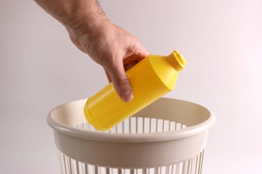 Deterjandan gelen plastik ambalaj geri dönüşüm için çöpe atılır.