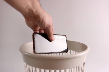 Eski bir akıllı telefon geri dönüşüm için çöpe atılır.