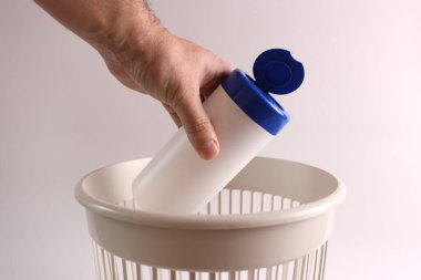 Geri dönüşüm için çöp kutusuna ıslak mendil konteynırı atılıyor.