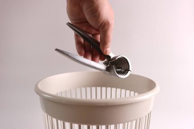 Metal fındıkkıran geri dönüşüm için çöpe atılır.