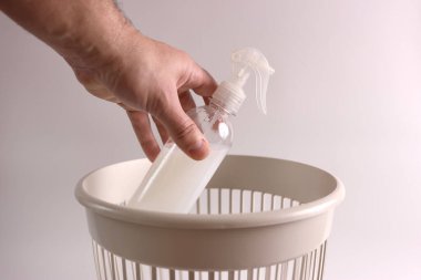 Deterjandan gelen plastik ambalaj geri dönüşüm için çöpe atılır.
