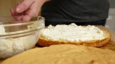 Pastaya dolgu yapıyorum. Evde şenlikli turta pişiriyorum.