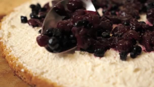 Додавання Начинки Торта Готуємо Святковий Пиріг Вдома — стокове відео