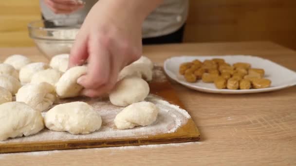 도넛을 만들려면 반죽에 토피가 추가됩니다 도넛을 만드는 — 비디오