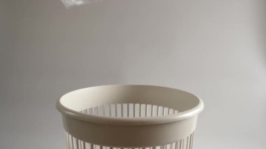 Politen ambalaj geri dönüşüm için çöp kutusuna atılıyor. Yavaş çekim.