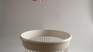 Hediyeleri paketlemek için plastik kurdeleler geri dönüşüm kutusuna atılıyor. Yavaş çekim.