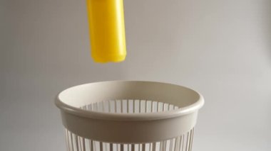 Deterjandan gelen plastik ambalaj geri dönüşüm için çöpe atılır. Yavaş çekim.