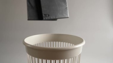CD kutusunun plastiği geri dönüşüm için çöpe atılır. Yavaş çekim.