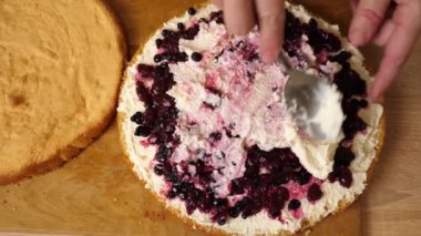 Pastaya dolgu yapıyorum. Evde şenlikli turta pişiriyorum. Yavaş çekim.