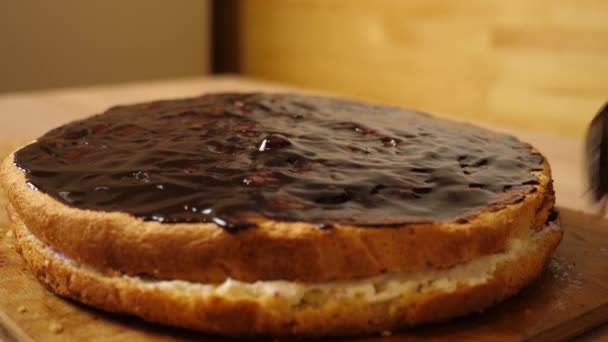 チョコレートケーキの装飾 自宅でお祝いのパイを調理する スローモーション — ストック動画